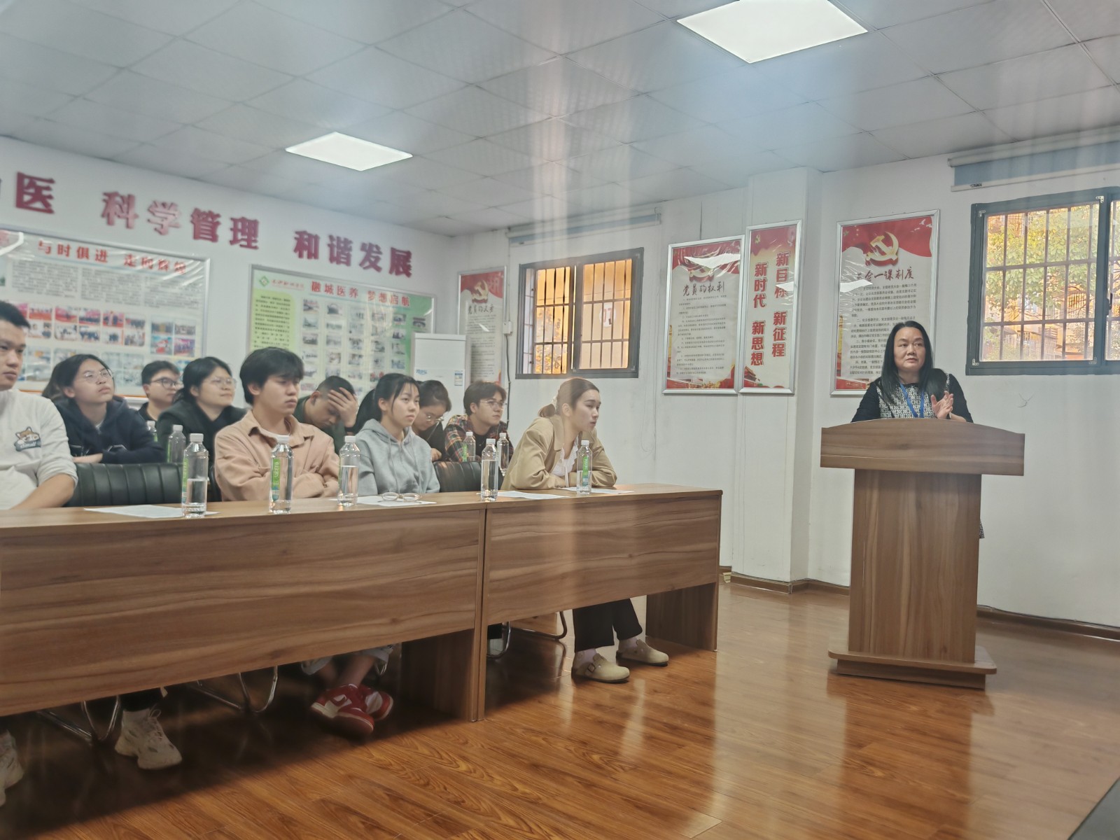 护理部屈建平授课.jpg